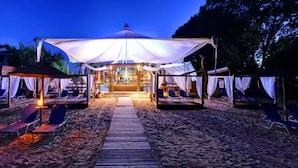 On the beach, beach cabanas, sun loungers, beach umbrellas - Island Beach Resort (Corfu)