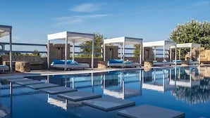 Outdoor pool, pool umbrellas, sun loungers - Island Beach Resort (Corfu)