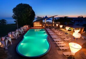 Outdoor pool, pool umbrellas, sun loungers