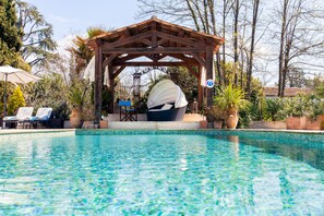 สระว่ายน้ำกลางแจ้ง