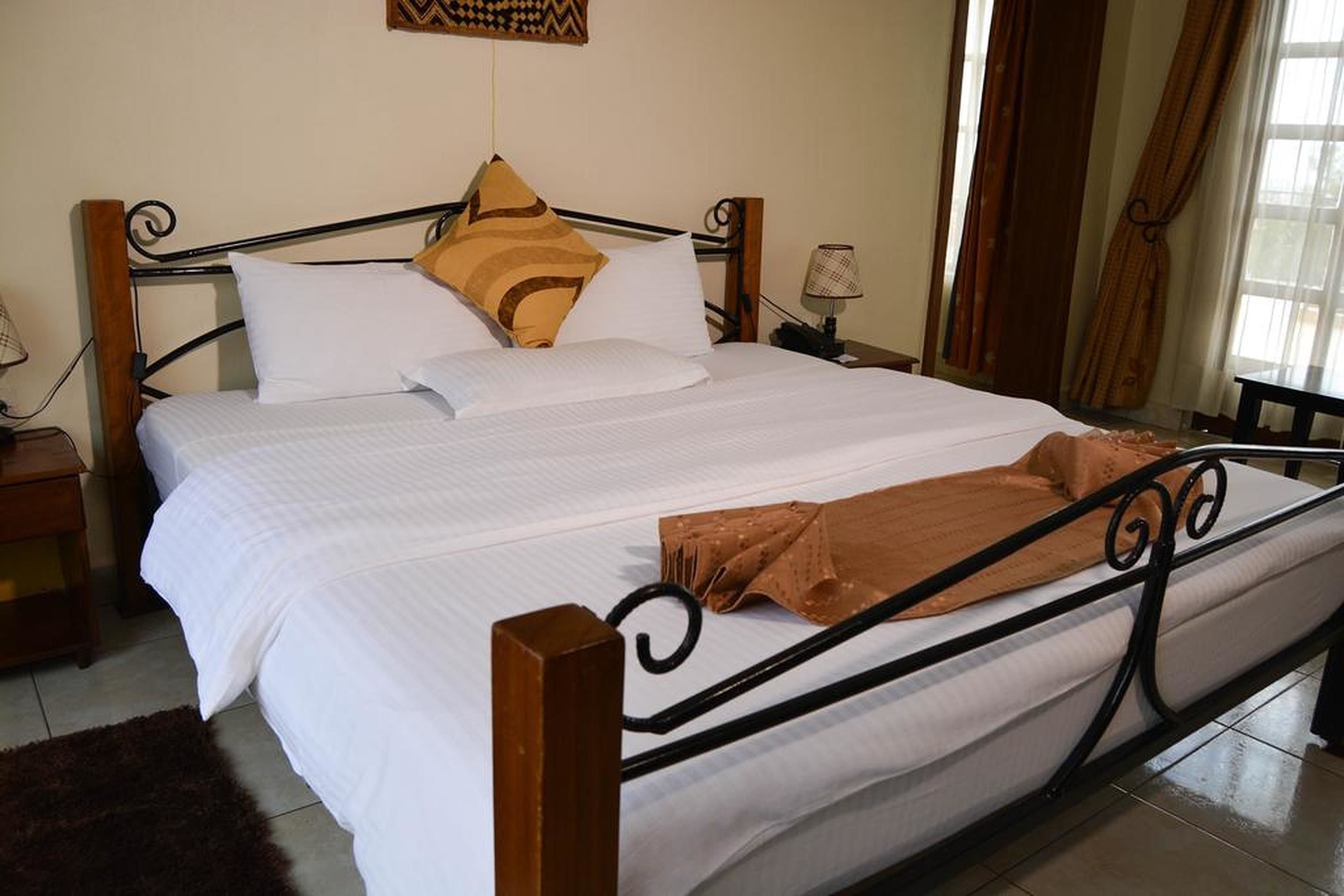 Escritorio, wifi gratis, ropa de cama