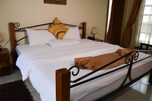 デスク、WiFi (無料)、ベッドシーツ