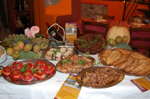 Serveert ontbijt, lunch, diner, regionale gerechten 