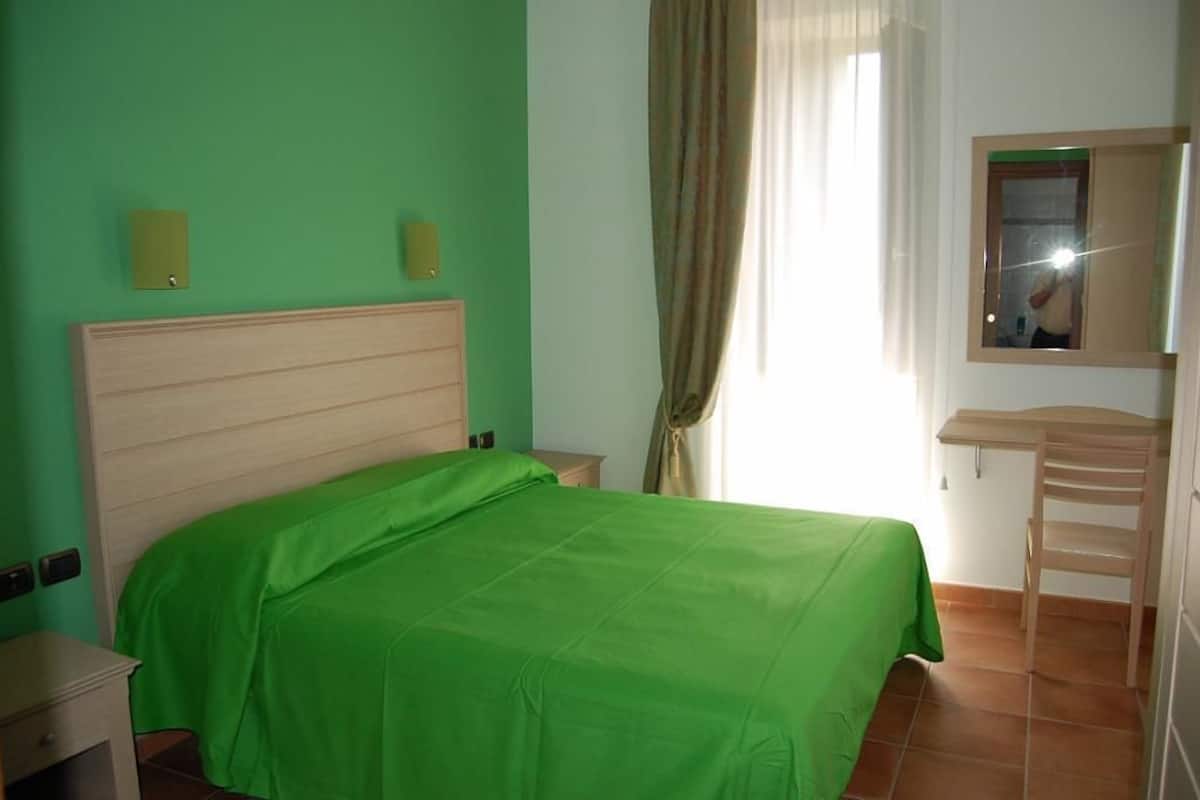 Comfort tweepersoonskamer, uitzicht op heuvels | Luxe beddengoed, een minibar, een bureau, gratis babybedden