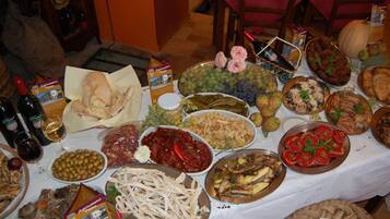 Frühstück, Mittagessen, Abendessen, regionale Küche