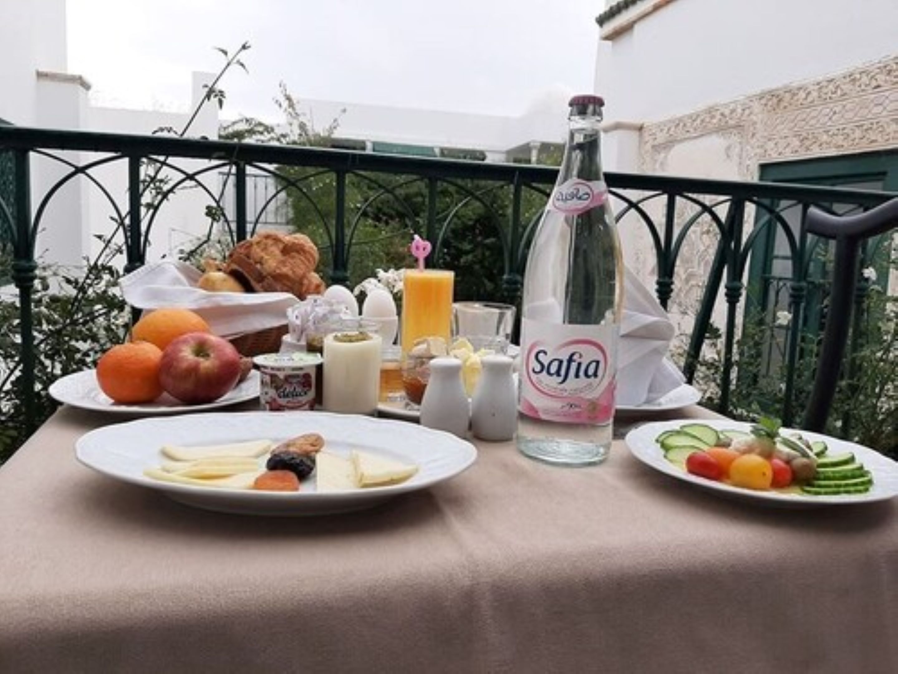 Petit déjeuner complet (12 EUR par personne)