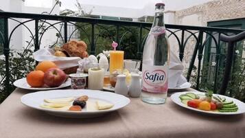 Sarapan lengkap setiap hari (EUR 12 per orang)