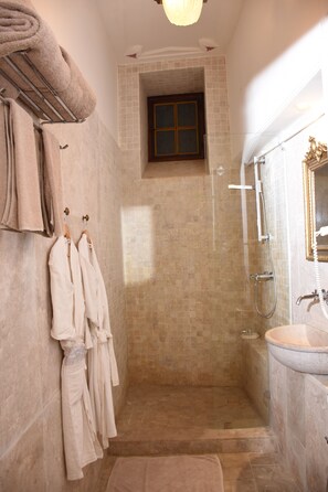 Traditional Room, 1 King Bed, Non Smoking (Single) | Bathroom shower - Palais Bayram (Tunis)