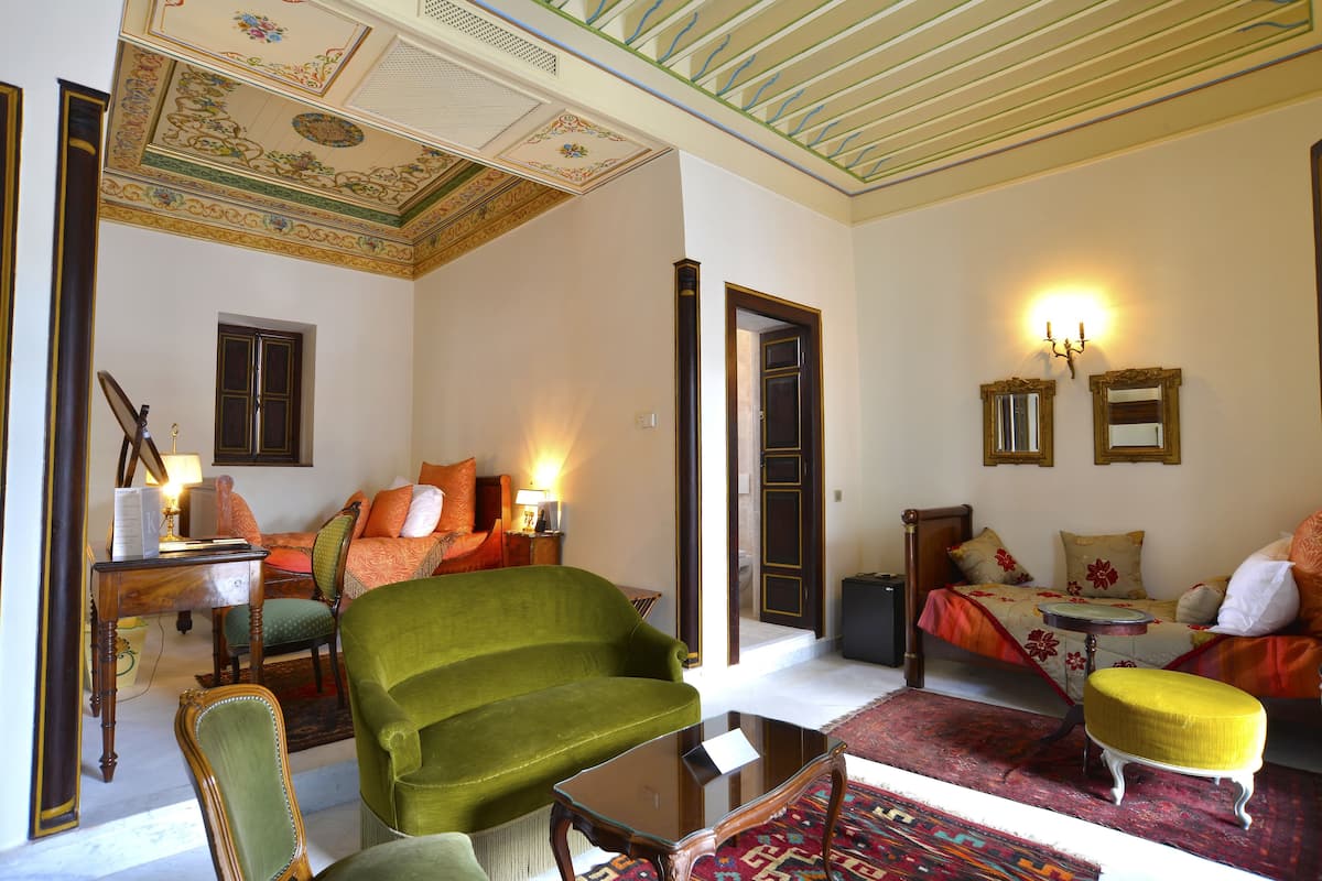 Traditional Room, 1 King Bed, Non Smoking (Single) | Premium bedding, minibar, in-room safe, desk