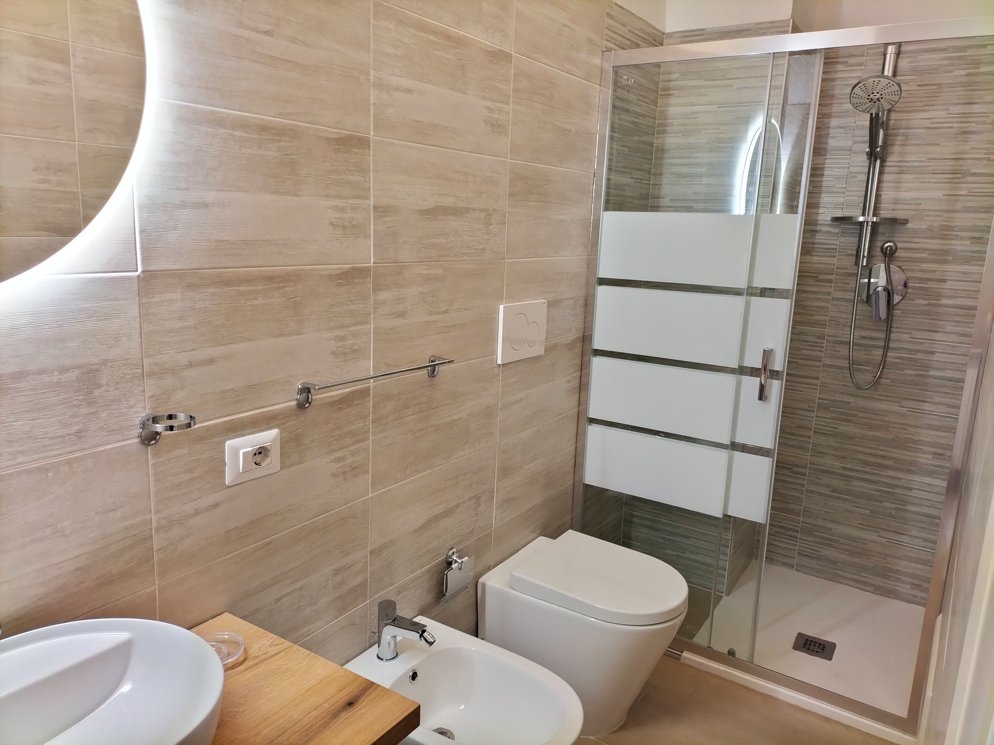 Standaard tweepersoonskamer, 1 slaapkamer, roken | Badkamer | Een douche, gratis toiletartikelen, een haardroger, handdoeken