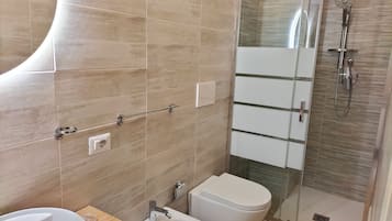 Standaard tweepersoonskamer, 1 slaapkamer, roken | Badkamer | Een douche, gratis toiletartikelen, een haardroger, handdoeken