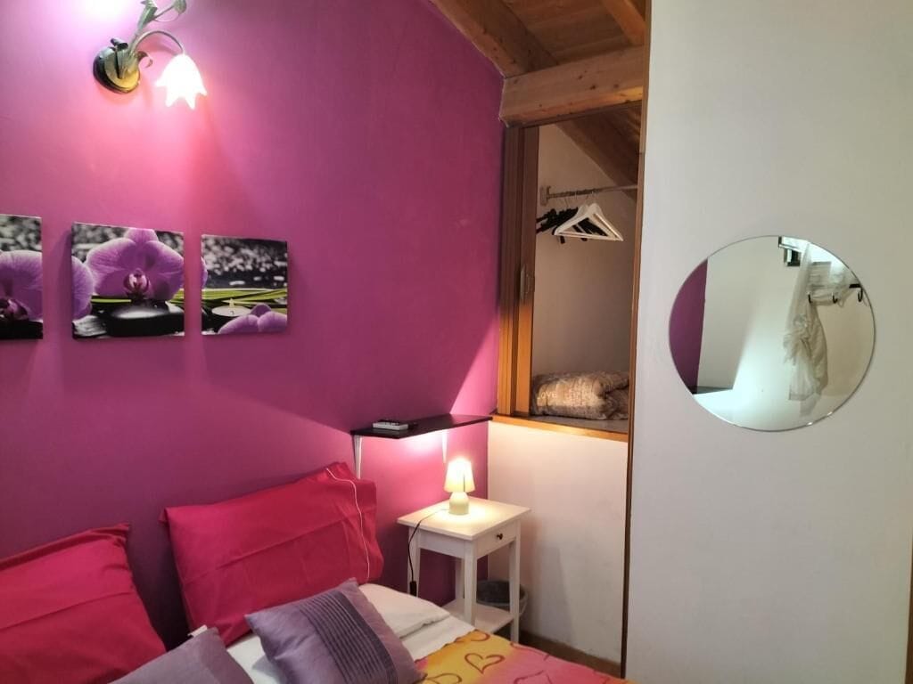 Yhden hengen perushuone | Ylelliset vuodevaatteet, työpöytä, äänieristys, ilmaiset vauvansängyt