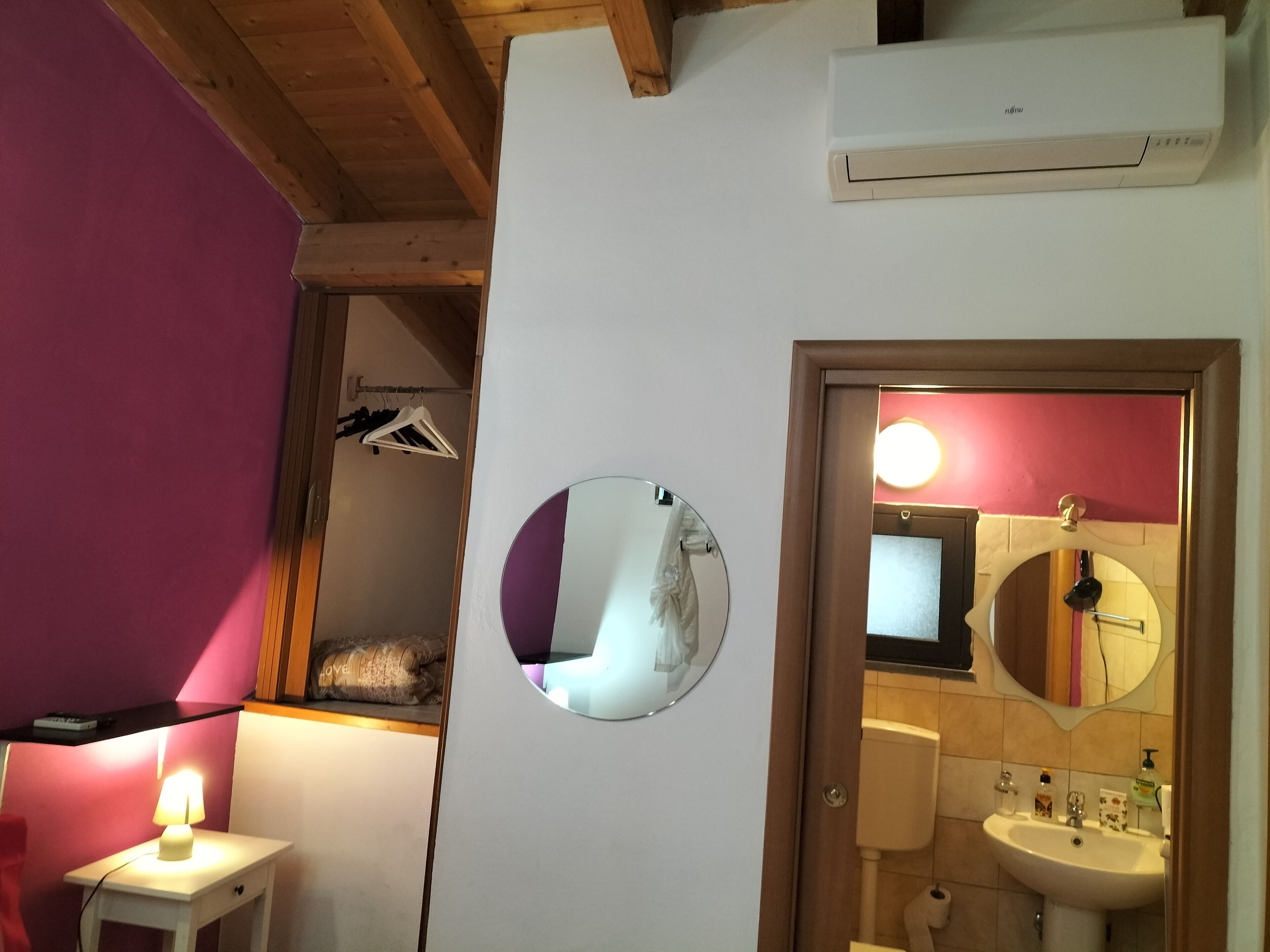Luxe beddengoed, een bureau, geluiddichte muren, gratis babybedden