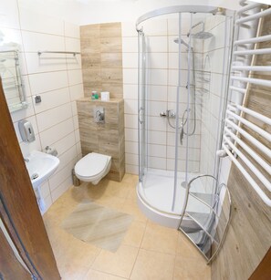 Habitación con 2 camas individuales | Baño | Ducha, cabezal de ducha tipo lluvia y toallas