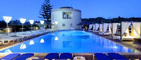 Outdoor pool, sun loungers