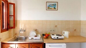Stovetop, cookware/dishes/utensils - Island Breeze (Corfu)