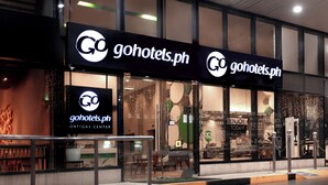 Un hotel con un cartello ben visibile che riporta le scritte "gohotels.ph" e "ORTIGAS CENTER".