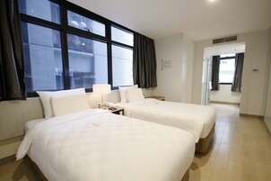 客房内保险箱、办公桌、笔记本电脑工作区、熨斗/熨板