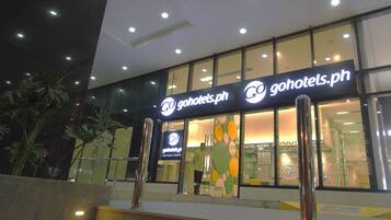 Fachada de la propiedad por la tarde o noche