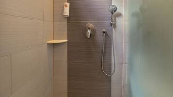 Shower, rainfall showerhead, free toiletries, towels