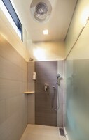 Shower, rainfall showerhead, free toiletries, towels