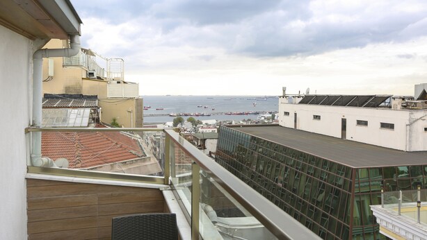 A balcony with a view of the sea and buildings. - Alpinn Hotel Istanbul- Special Class (Istanbul)