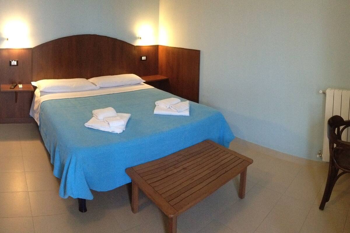 Habitación clásica con 1 cama matrimonial o 2 individuales, balcón | Tabla de planchar con plancha y wifi gratis
