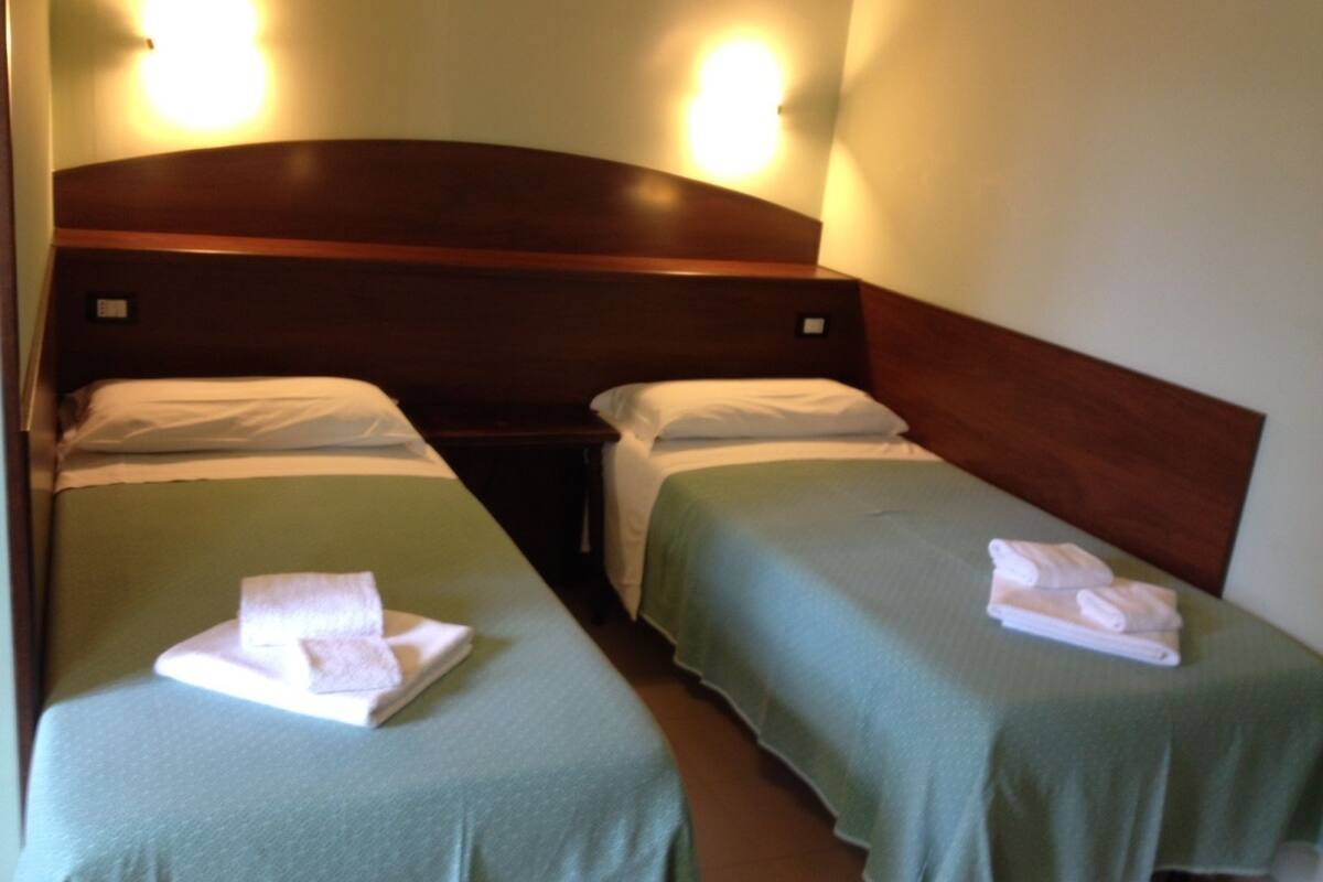 Habitación doble, balcón | Tabla de planchar con plancha y wifi gratis