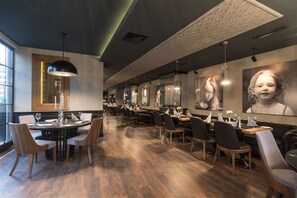 Bữa sáng buffet hàng ngày với phụ phí nhỏ 