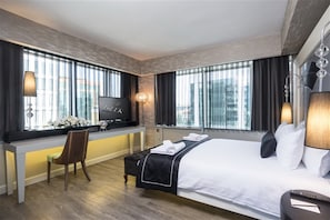 Camera doppia, vista città | Biancheria da letto di alta qualità, minibar, cassaforte in camera