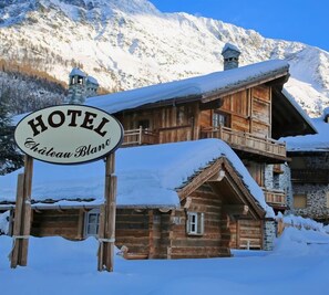 A wooden chalet-style hotel with a sign that reads "HOTEL Chateau Blanc." - Hotel Chateau Blanc (La Thuile)