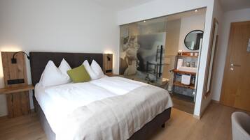 Habitación doble económica (partially with Balcony) | Ropa de cama de alta calidad y caja de seguridad en la habitación