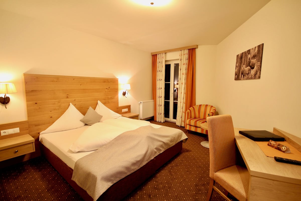 Premium bedding, in-room safe, desk, soundproofing