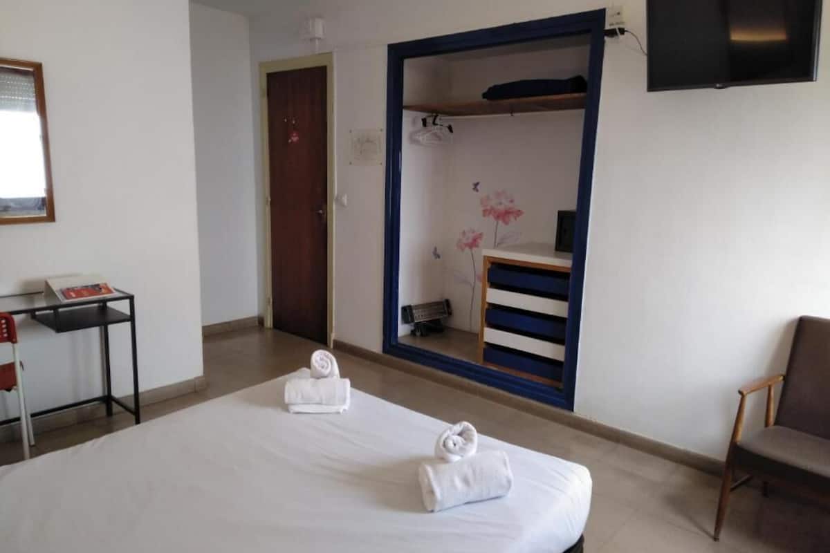 Klassieke kamer, 1 twee- of 2 eenpersoonsbedden | 1 slaapkamer, een kluis op de kamer, gratis wifi, beddengoed