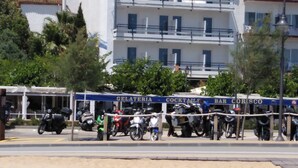 Un hotel llamado HOTEL CORISCO con un cartel, un bar y una heladería.