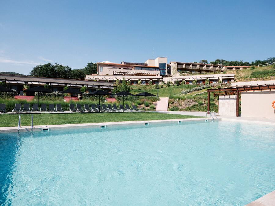 2 piscinas al aire libre, sombrillas, sillones reclinables de piscina