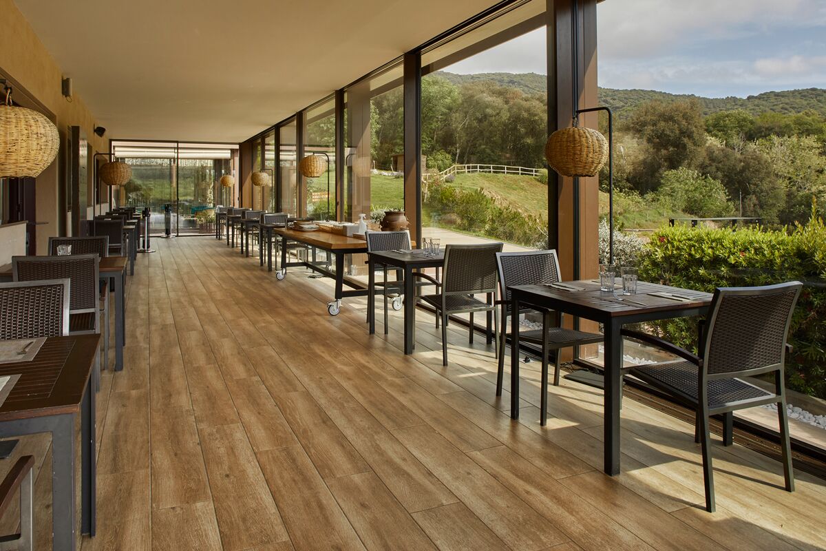 3 restauranter; serverer morgenmad, frokost og middelhavsretter