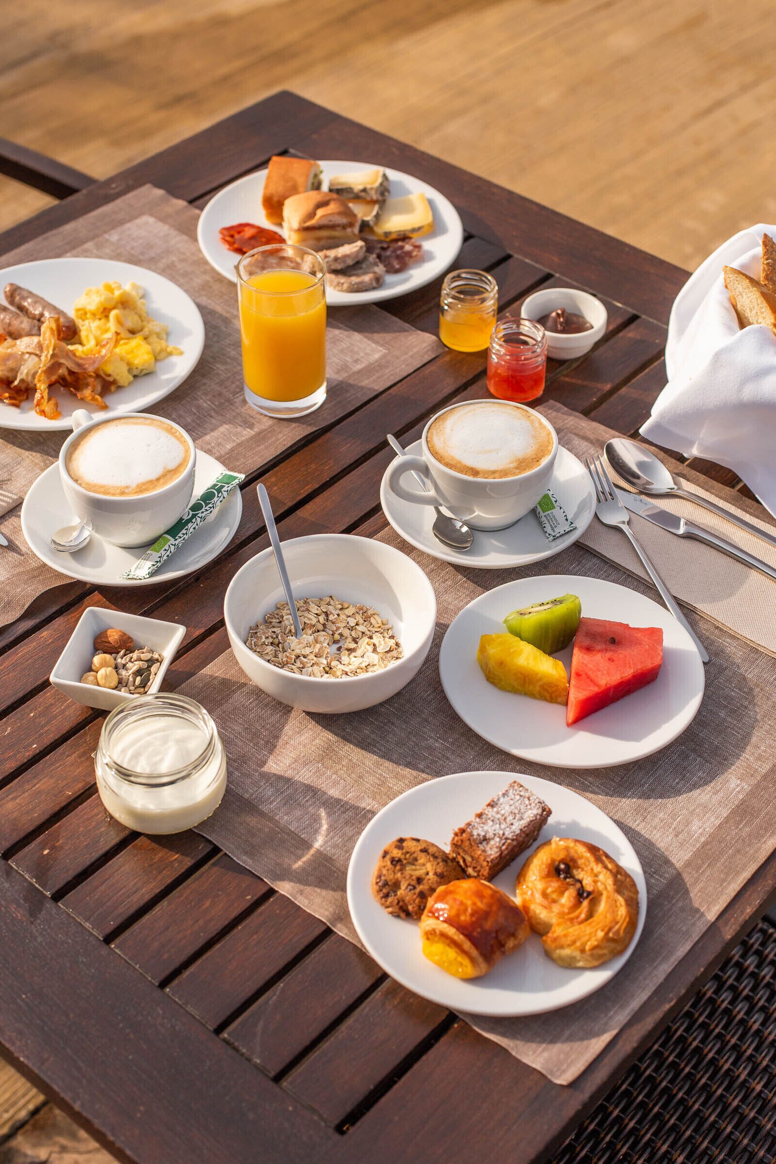 Una mesa de desayuno con diferentes alimentos y bebidas.