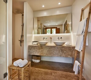 Suite (Masia) | Baño | Amenidades de baño de diseñador, secadora de cabello, batas, pantuflas 