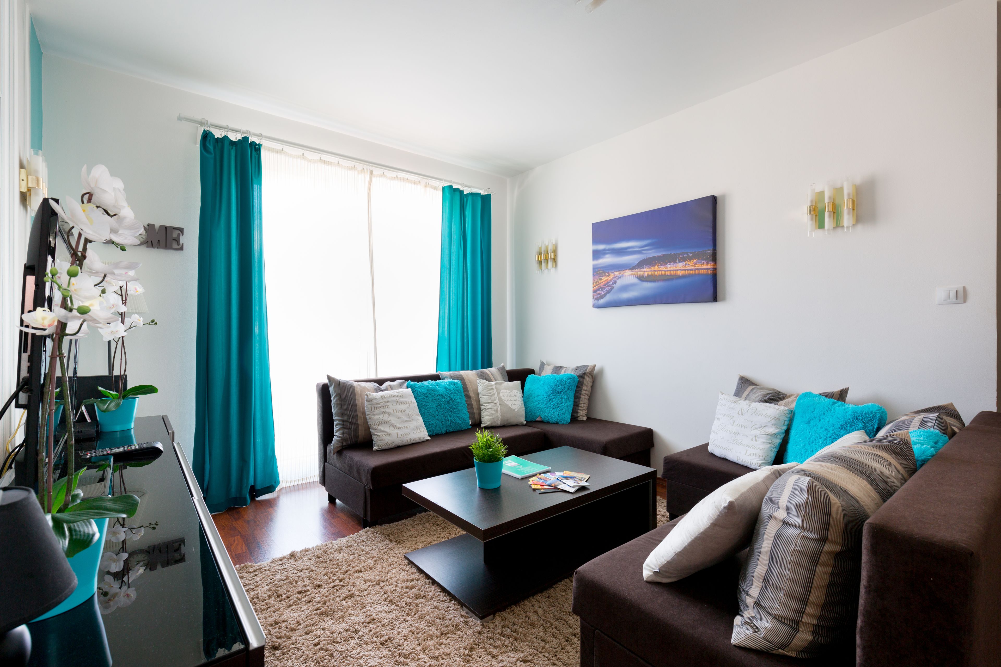 deluxe apartment, 3 bedrooms | living room | 25-cm flat-screen tv with cable channels, tv