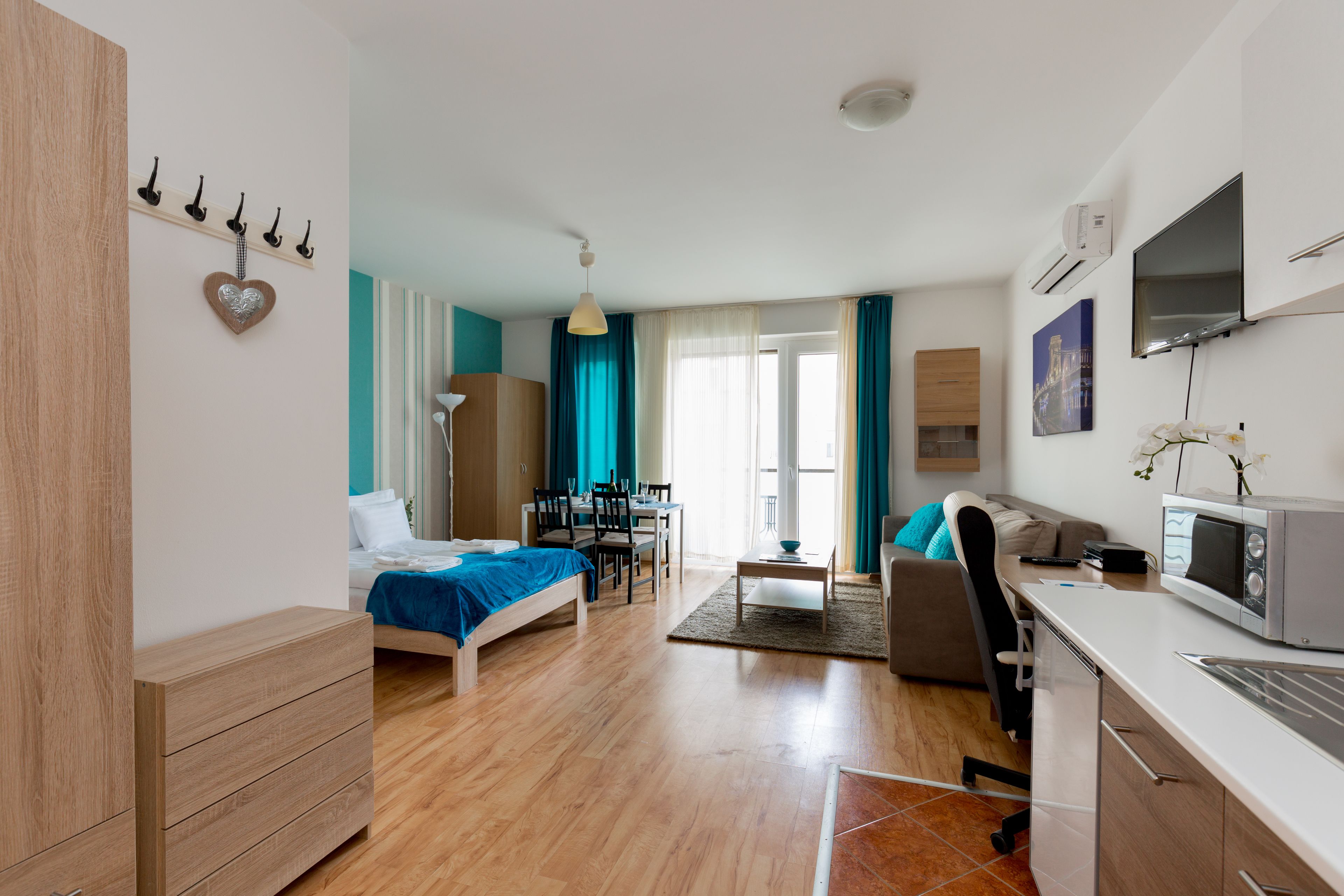 basic studio | blackout curtains, soundproofing, iron/ironing board, free wifi