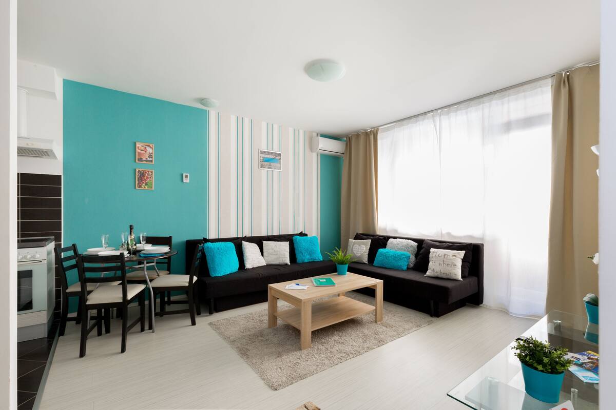 Deluxe Apartment, 1 Bedroom(3) | Blackout drapes, soundproofing, iron/ironing board, WiFi (free)