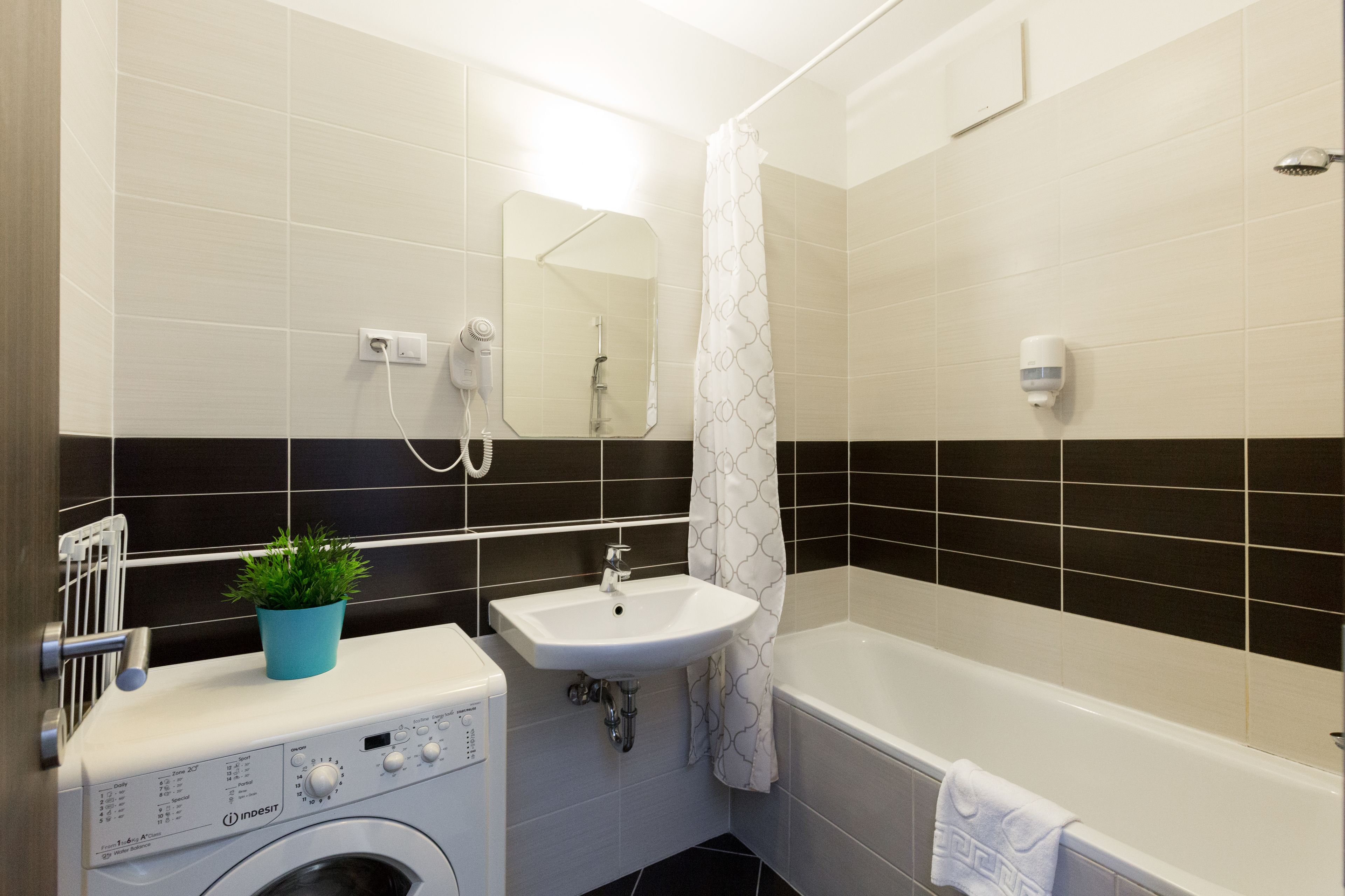 deluxe apartment, 1 bedroom(3) | bathroom | combined shower/bathtub, rainfall showerhead, hair dryer, towels