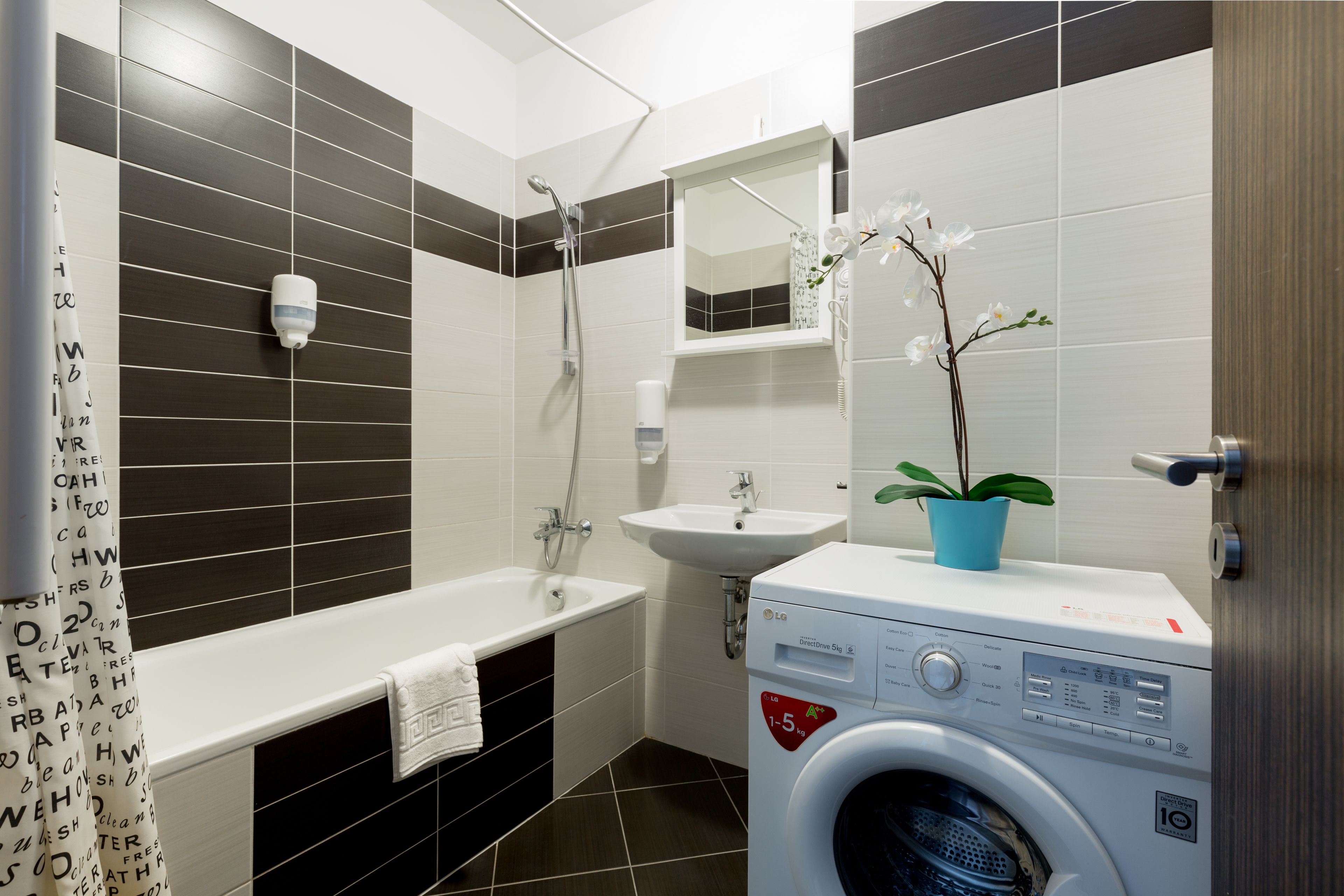 deluxe apartment 1 bedroom(2) | bathroom | combined shower/bathtub, rainfall showerhead, hair dryer, towels