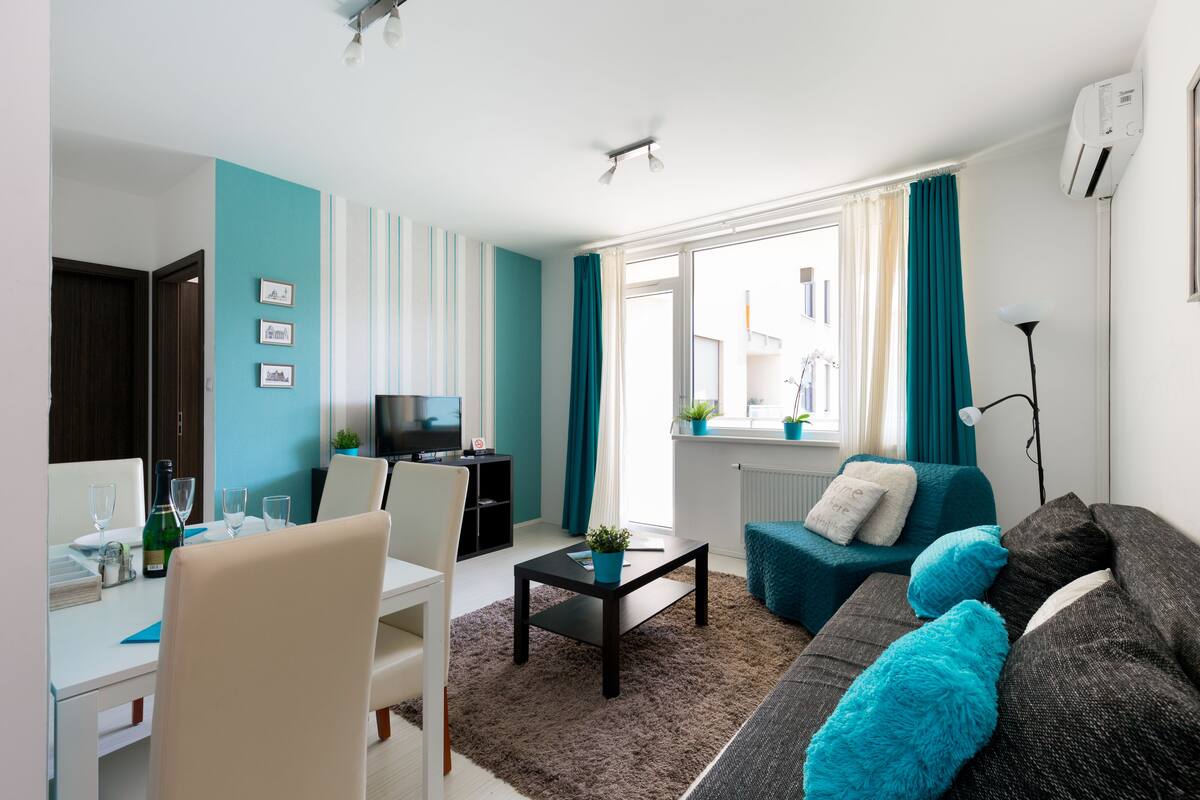Deluxe Apartment 1 Bedroom(2) | Blackout drapes, soundproofing, iron/ironing board, WiFi (free)