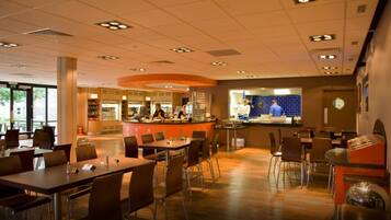 Free daily English breakfast