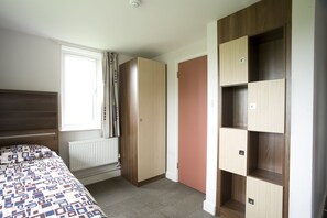 Standard Single Room, Ensuite | Laptop workspace, iron/ironing board, free WiFi, bed sheets - Becket Court - University of Kent - Campus Accommodation (Canterbury)