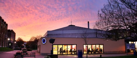 Fassade der Unterkunft – Abend/Nacht