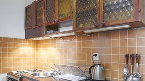 Una cocina con lavadora, estufa y armarios de madera.