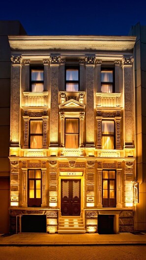 Front of property – evening/night - Hotel Miniature (Istanbul)